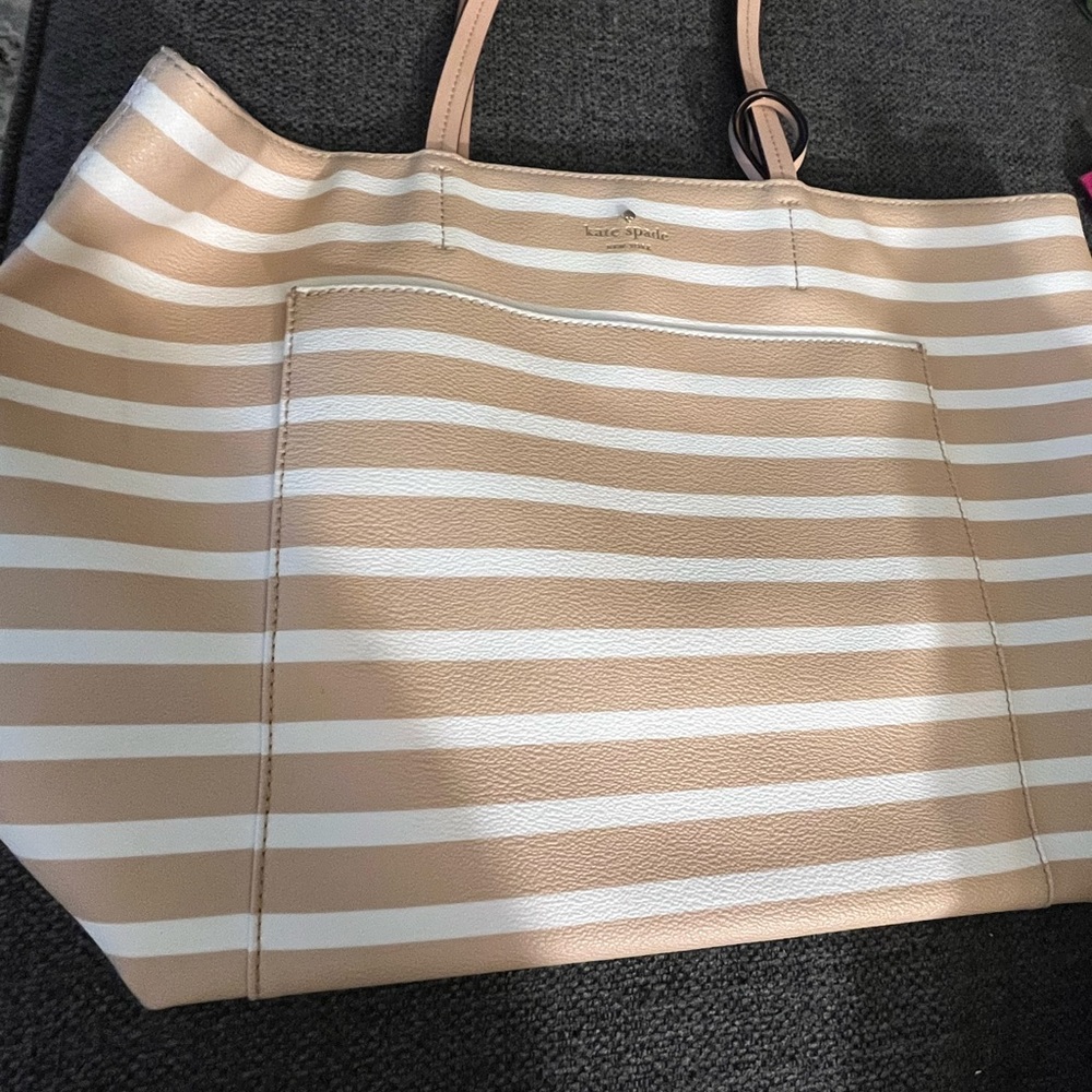Kate Spade oversized bag very roomy and excellent condition!